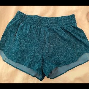 Athleta Hustle 3in shorts printed teal small